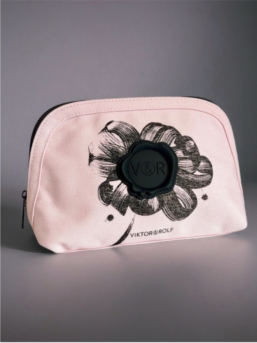 Viktor & Rolf Flowerbomb Pink
Canvas Cosmetic Pouch with Black
Floral Seal NEW - Picture 2 of 2
